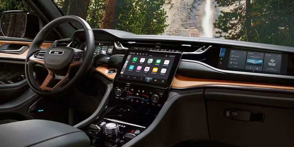 The interior infotainment system of a Jeep Grand Cherokee