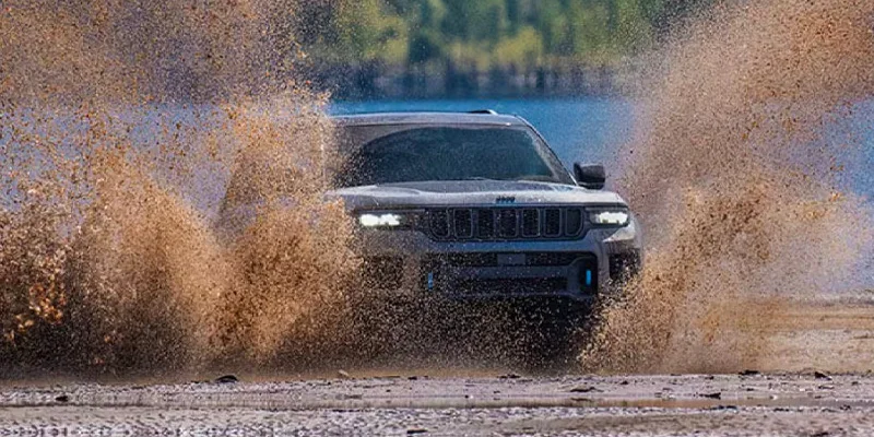 A 2025 Jeep Grand Cherokee near Redford, MI