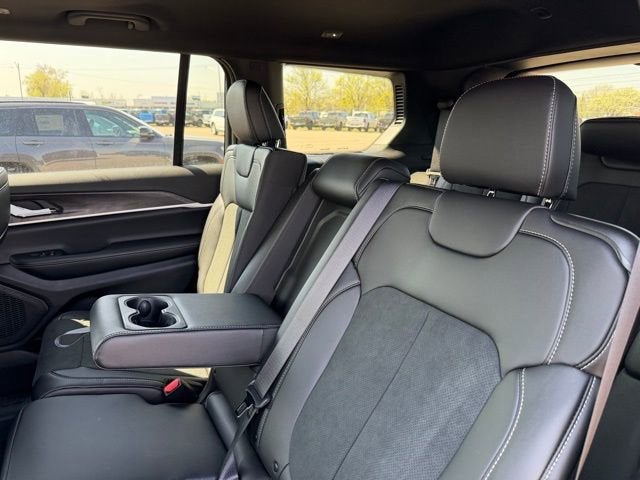 2026 Jeep Grand Cherokee GRAND CHEROKEE L LAREDO ALTITUDE 4X4